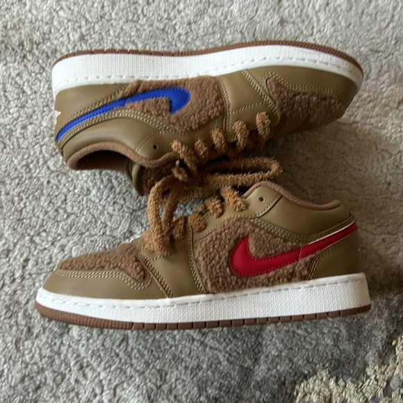 Air Jordan 1 Low Utility GS 'Teddy Bear' - Picture 4 of 5